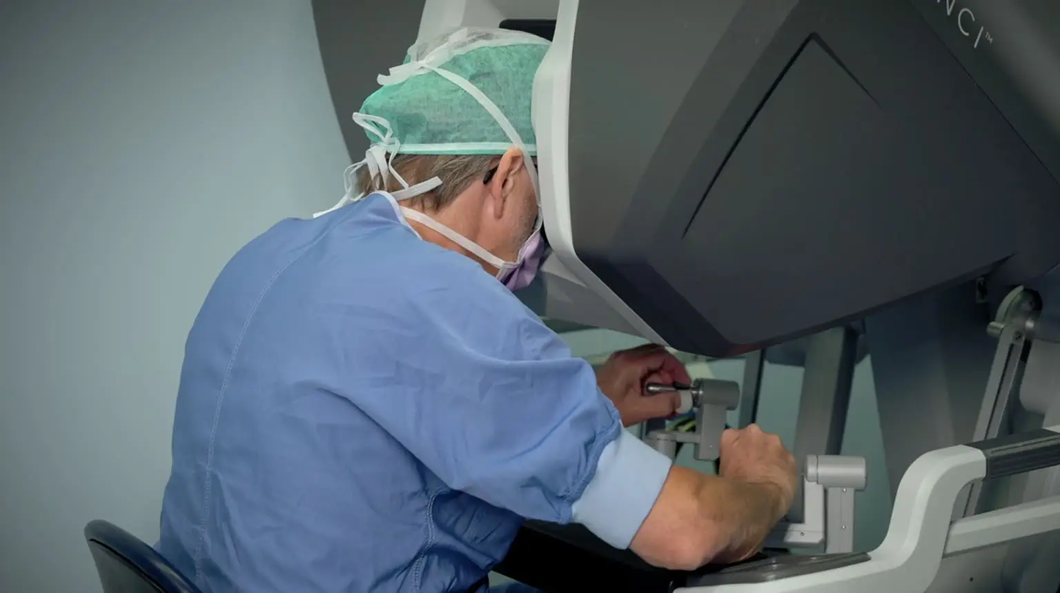 Een chirurg bestuurt de da Vinci-operatierobot vanuit de bedieningsconsole