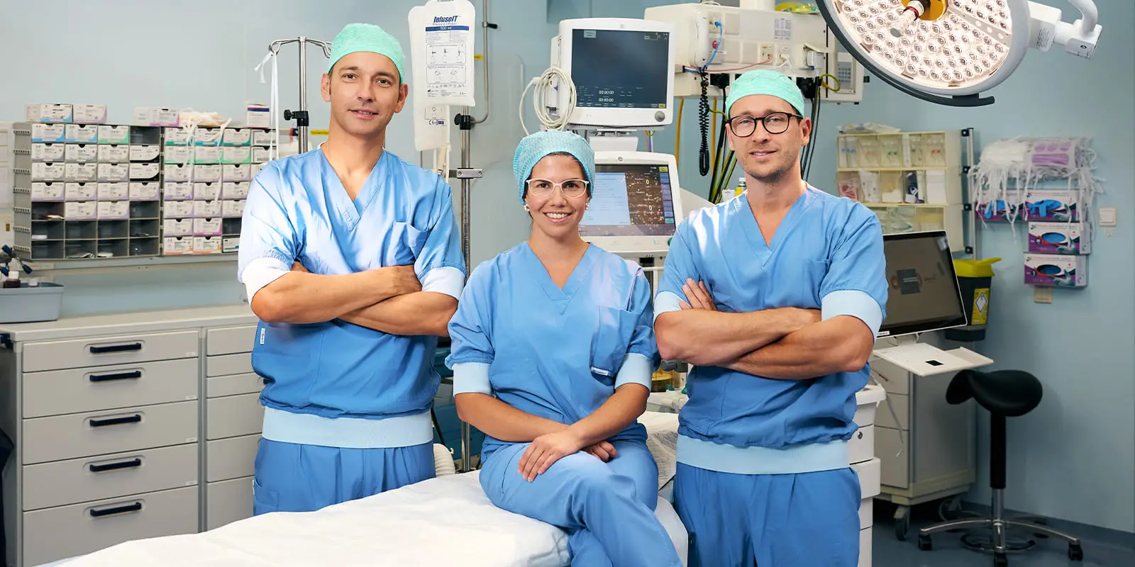 Medisch team in een operatiekamer voor een maagverkleining bij jongeren met ernstige obesitas